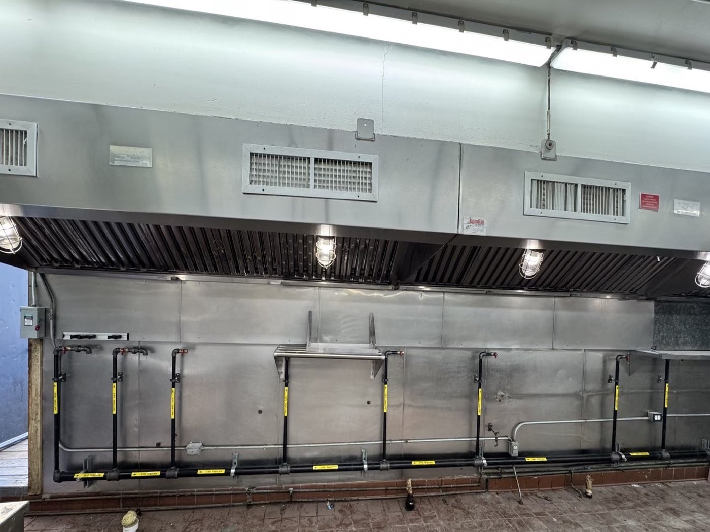 Commercial kitchen gas and fire suppression coordination
